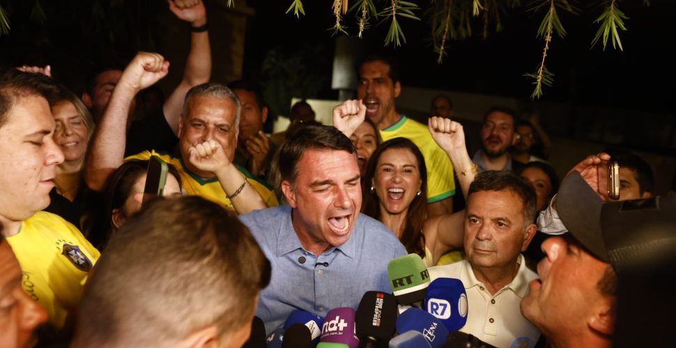Flávio Bolsonaro acompanha apuração em Brasília com familiares e aliados