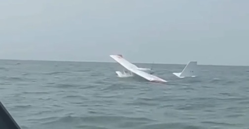 (Imagens que circulam nas redes sociais mostram a aeronave dentro do rio, chamando a atenção para o acidente.)