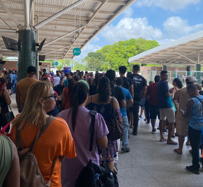 (Passageiros enfrentam dificuldades para embarcar e chegar aos locais de votação.)