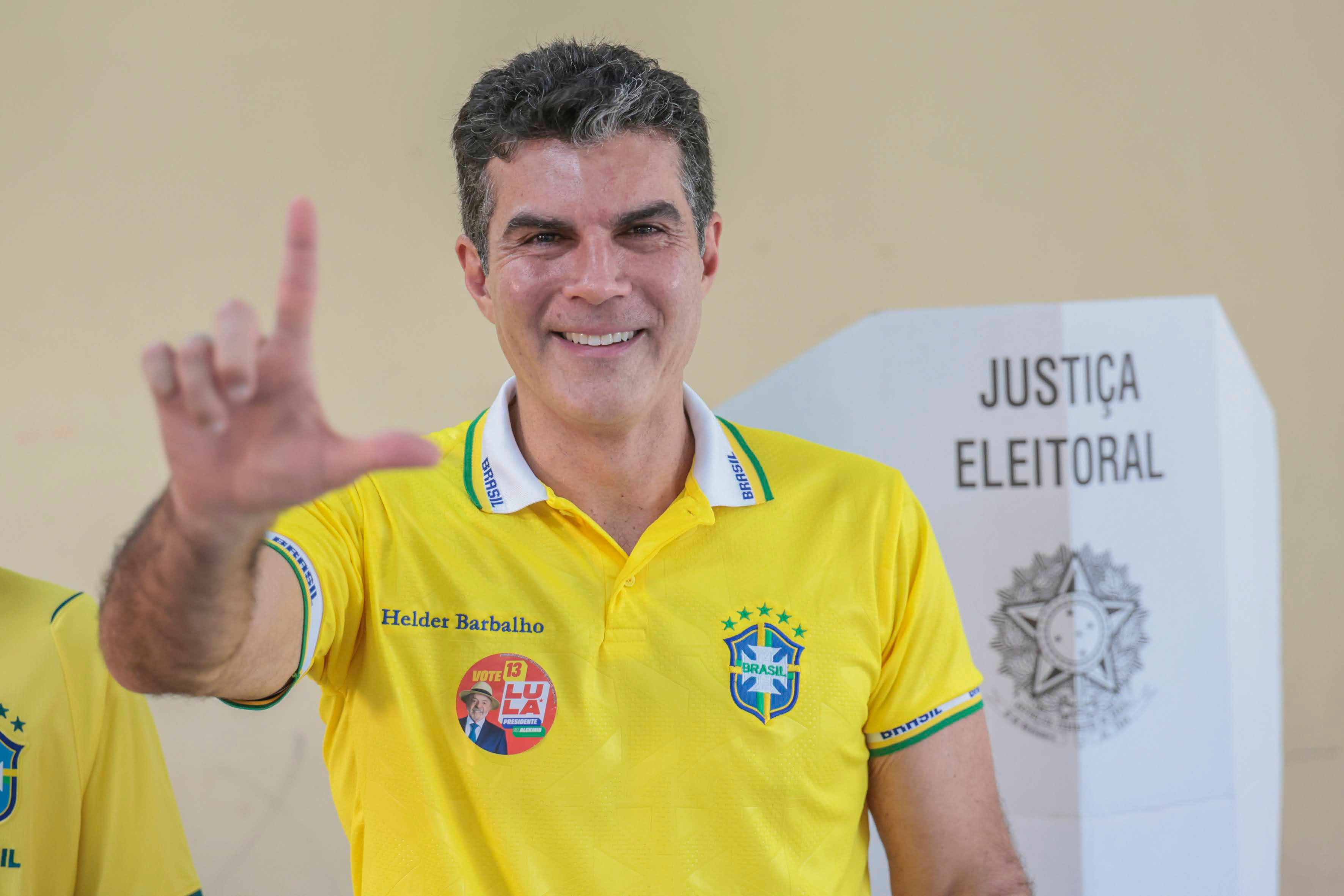 Imagem - Senador eleito pelo Pará, Helder Barbalho vota em Ananindeua e fala sobre defesa da democracia