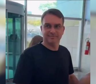 Imagem - Flávio Bolsonaro é visto em aeroporto no Rio após derrota nas eleições