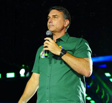 Imagem - PF investiga suposta saída de Flávio Bolsonaro do país após alerta da imprensa argentina