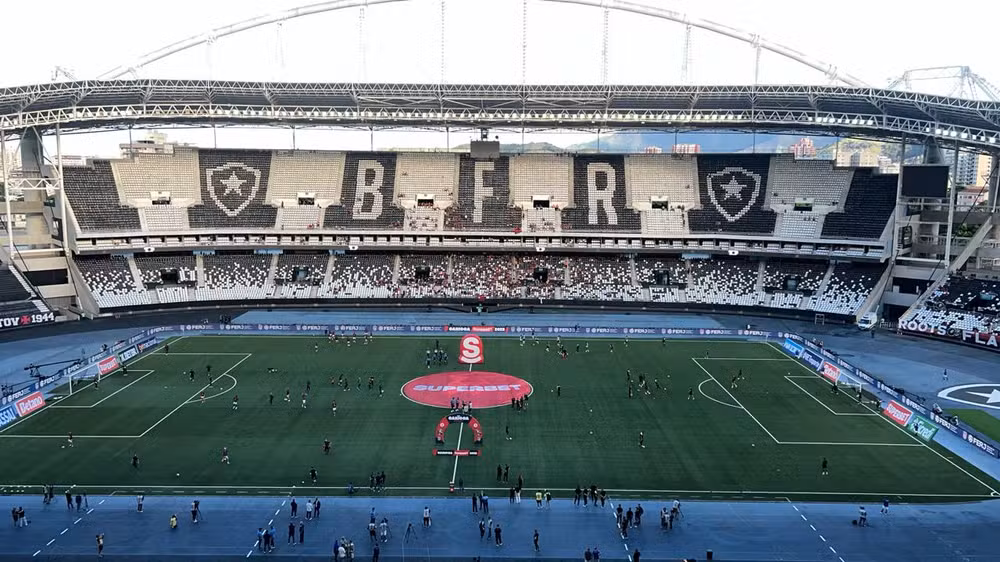 Após planejamento inicial que destinava 90% dos bilhetes à torcida vascaína, clubes acertaram divisão de 50% para cada lado. Novas informações sobre preços e vendas serão divulgadas após ajustes na organização.