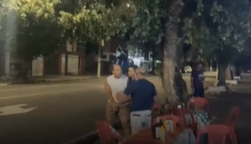 Imagem - Vídeo: Discussão após mordida de cachorro termina em agressão e arma sacada em Belém