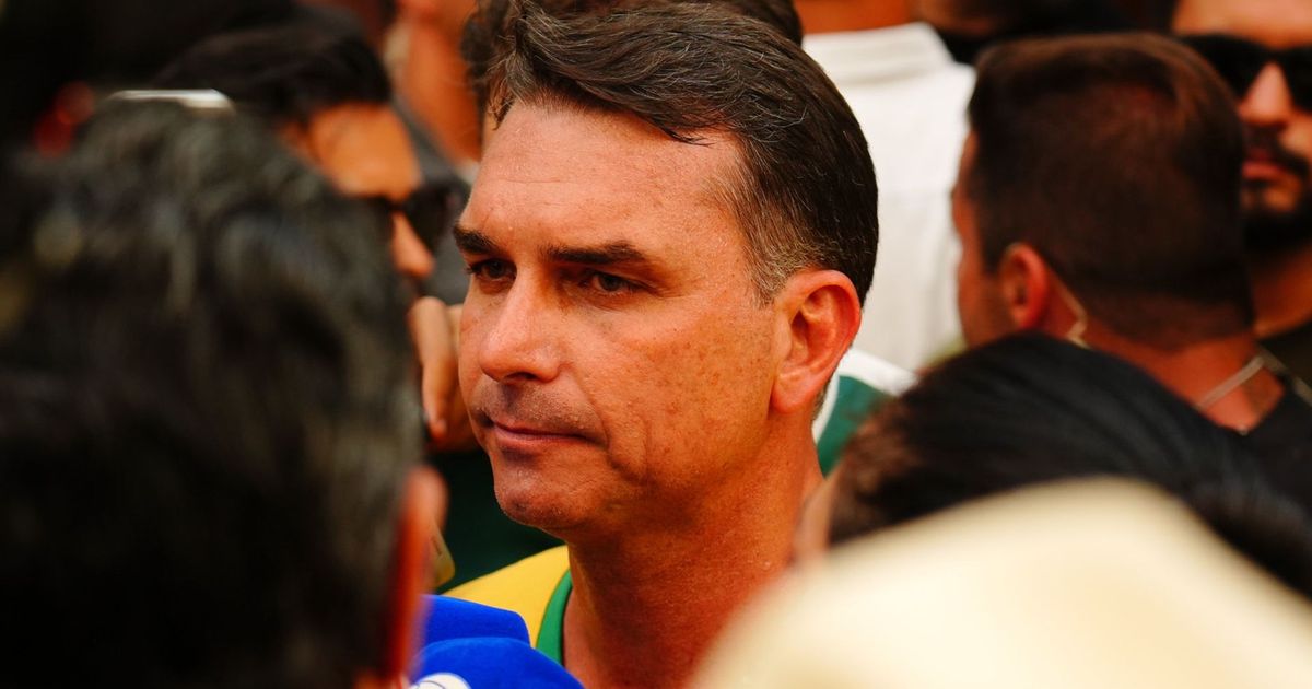 Senador Flávio Bolsonaro (PL-RJ) durante comício em Goiânia (GO).