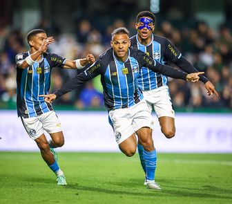 Imagem - Grêmio vence o Coritiba com gol nos acréscimos e encerra jejum no Brasileirão