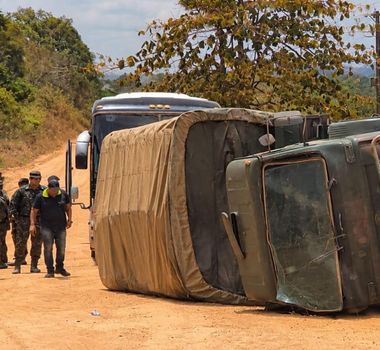 Imagem - Caminhão do Exército tomba na Transamazônica entre Medicilândia e Uruará