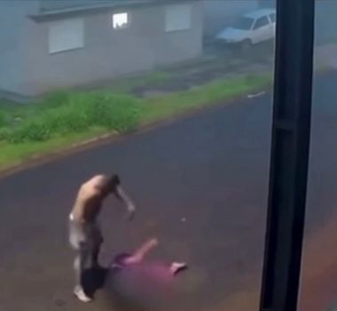 Imagem - Mulher é agredida pelo companheiro e pede socorro na rua no Paraná