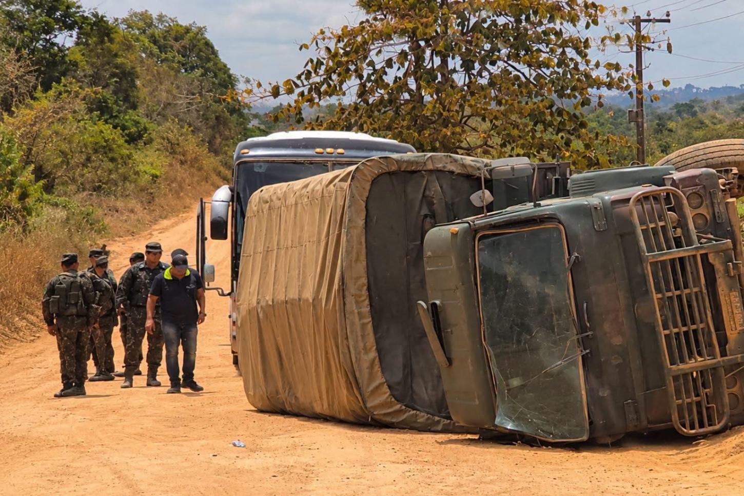 Caminhão do Exército tombado na Transamazônica.