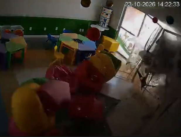 Câmeras registraram o momento em que a aeronave rompeu uma parede da unidade em Campo Verde; apesar do impacto, nenhuma criança ficou ferida.