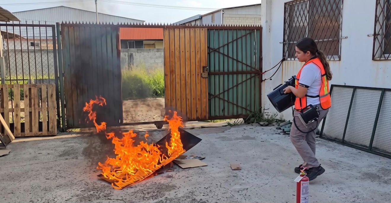 Jovem de 17 anos desenvolveu tecnologia experimental que pode extinguir pequenas chamas sem utilizar água ou produtos químicos