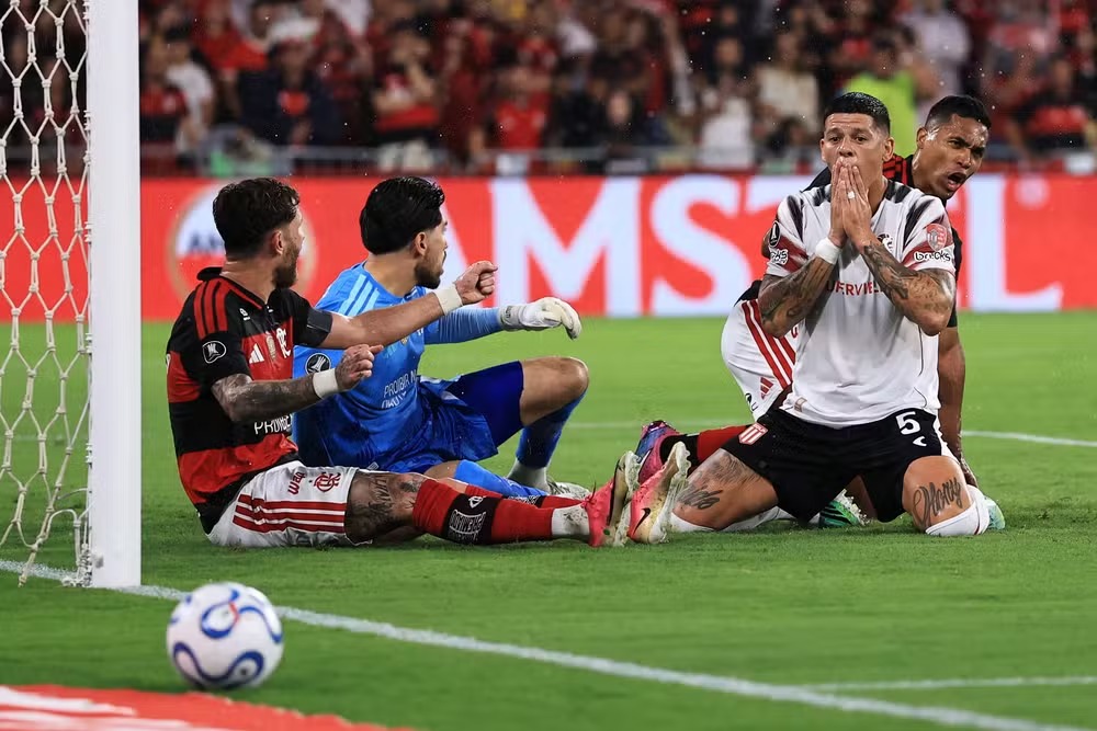 Marcos Rojo lamenta chance perdida em Flamengo x Estudiantes -