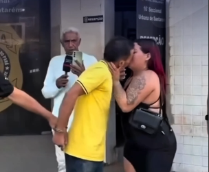 Mulher se despede com beijão no marido condenado por homicídio durante transferência em Santarém.