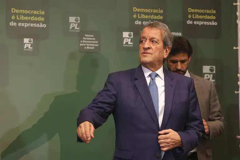 O encontro ocorre na sede do partido, no complexo Brasil 21, e reúne o presidente nacional da sigla, Valdemar Costa Neto, o senador Rogério Marinho (PL-RN), coordenador da campanha presidencial de Flávio, e o senador Efraim Filho (PL-PB).

