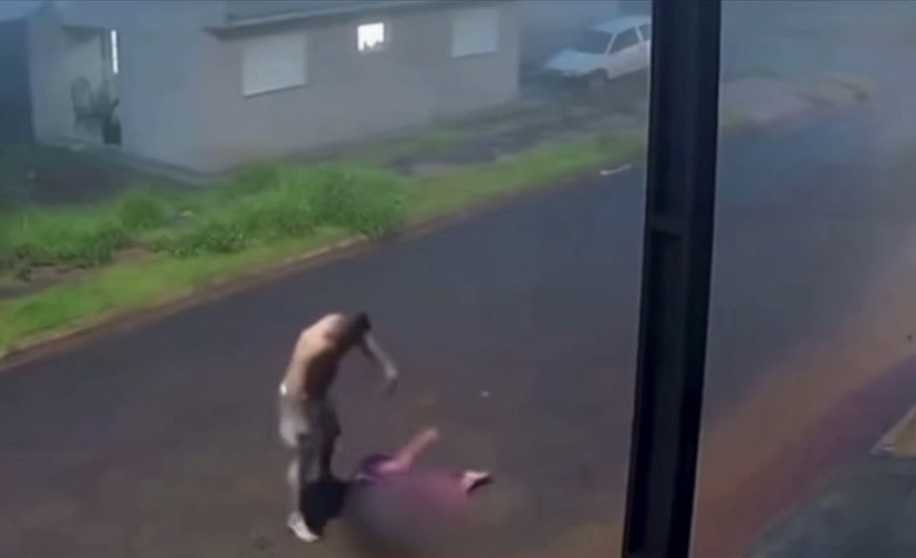 O suspeito, de 33 anos, fugiu e é procurado pela polícia.

