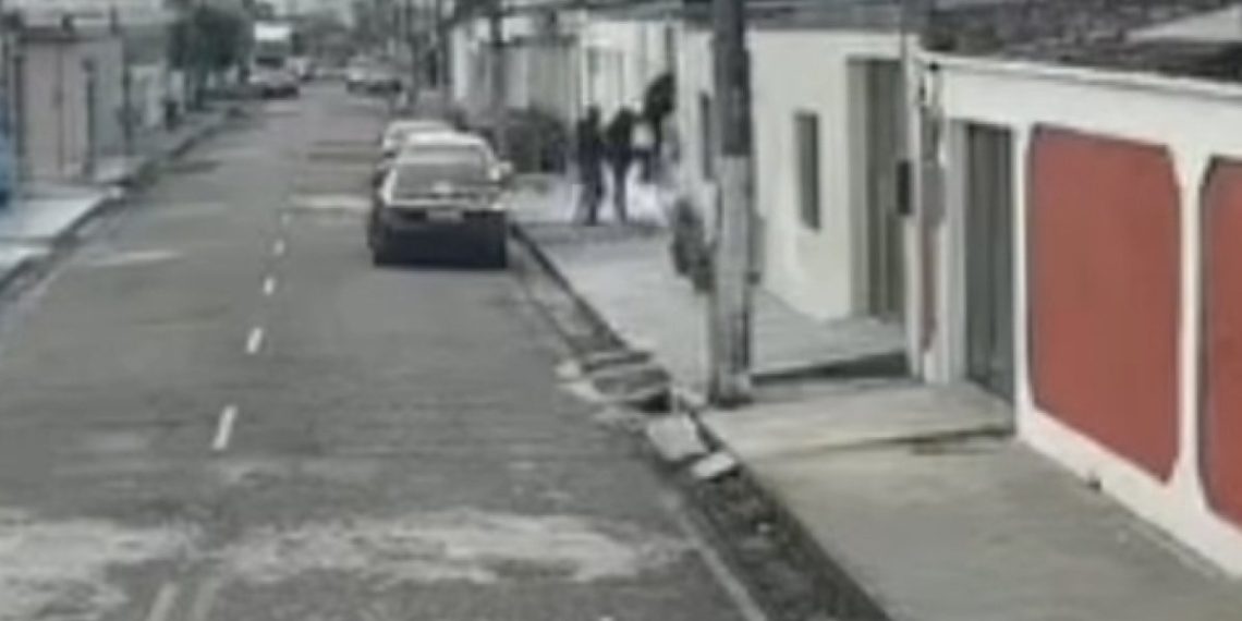 Os suspeitos estavam armados, encapuzados e usavam coletes para simular uma abordagem policial

