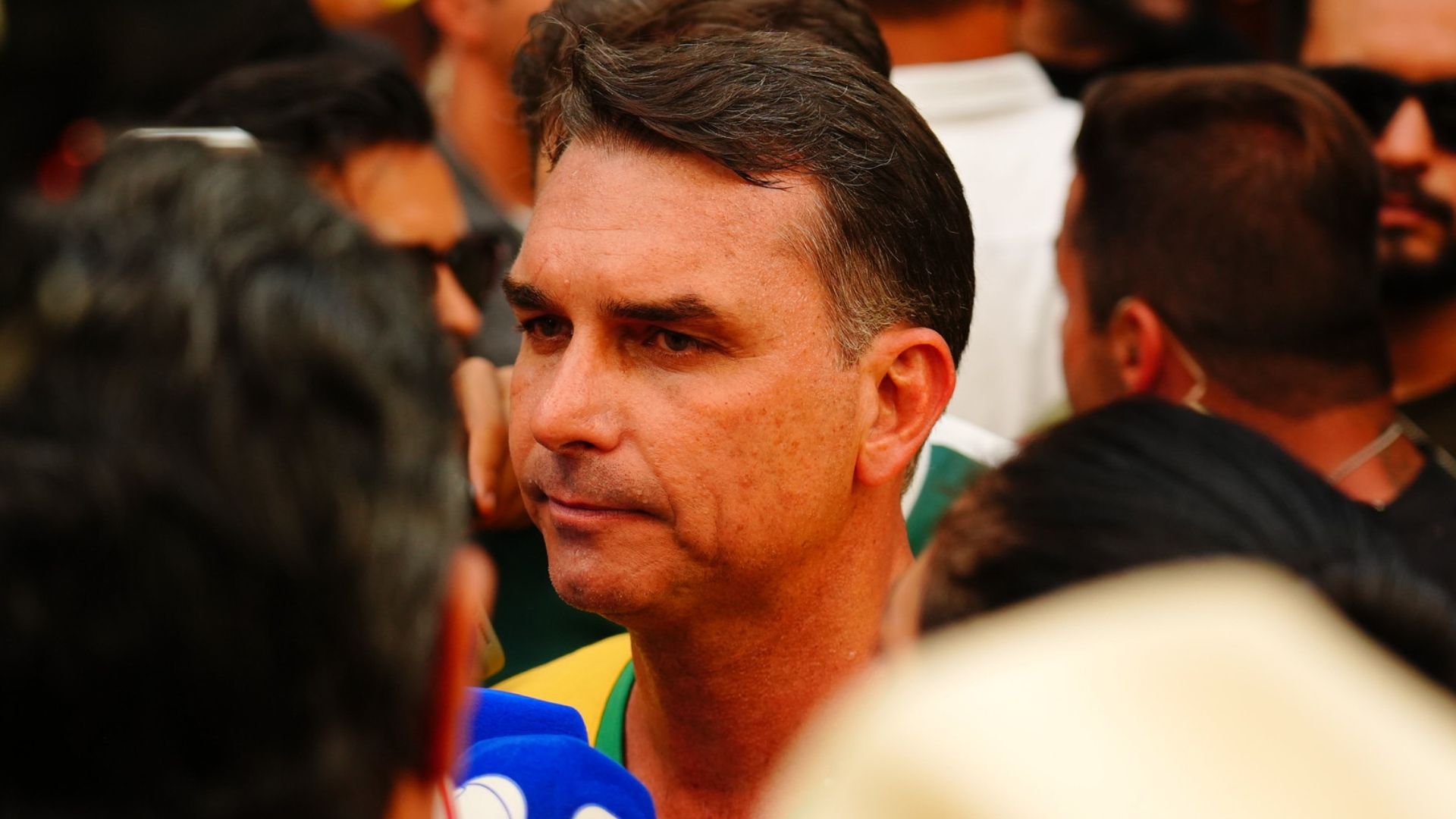 Senador Flávio Bolsonaro (PL-RJ) durante comício em Goiânia (GO).
