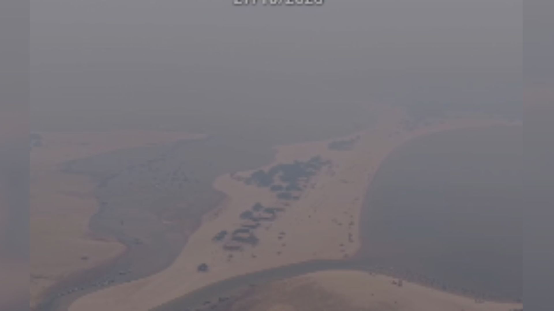 Vídeos que circulam nesta terça-feira (27) mostram a fumaça cobrindo a região turística; incêndios florestais também prejudicam a qualidade do ar e dificultam operações aéreas de combate ao fogo.