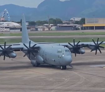 Imagem - Avião militar dos EUA pousa no RJ após sobrevoar o Pará e missão no Brasil é um mistério; entenda