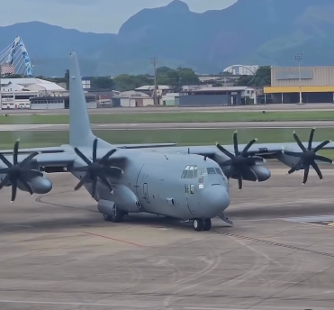 Avião militar dos EUA pousa no RJ após sobrevoar o Pará .