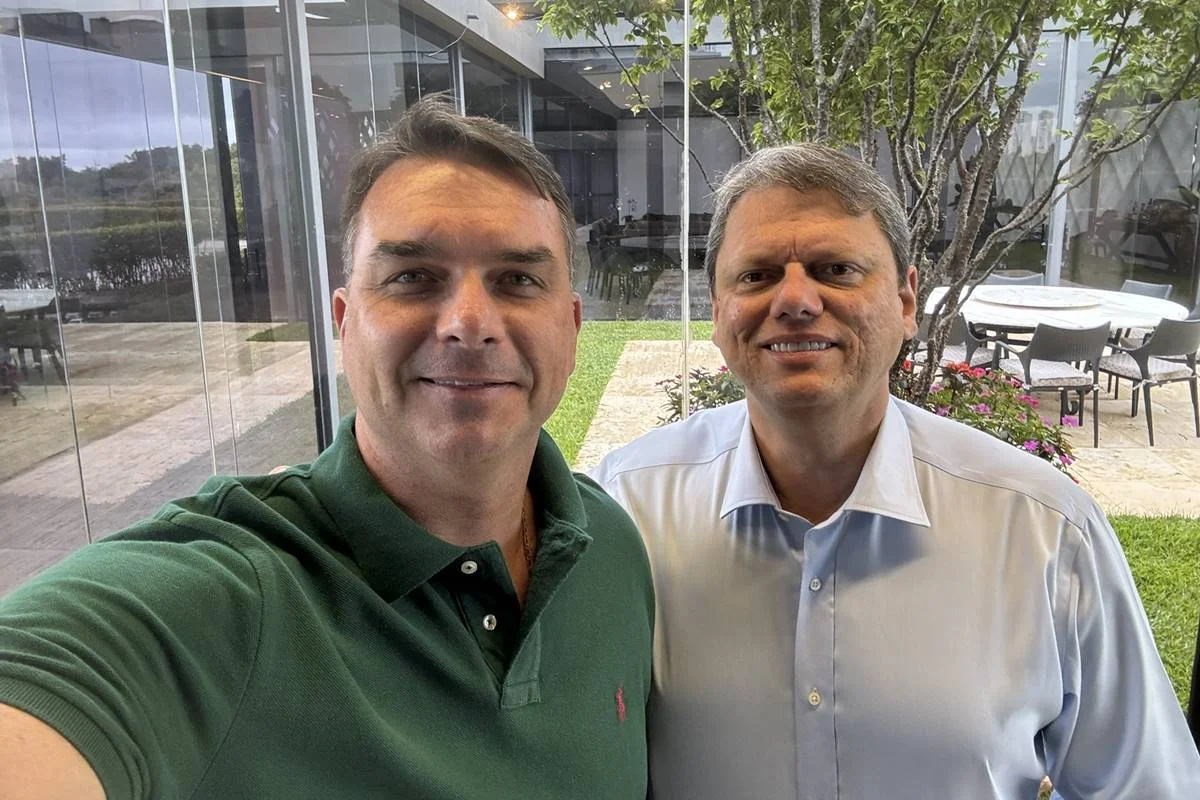 Senador Flávio Bolsonaro (PL) ao lado do governador reeleito, Tarcísio de Freitas (Republicanos).