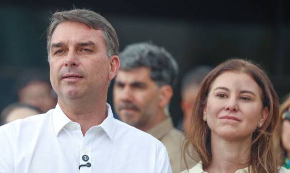 Senador viajou com a esposa e as duas filhas em aeronave particular, que fez uma parada em Guayaquil antes de seguir para Miami.