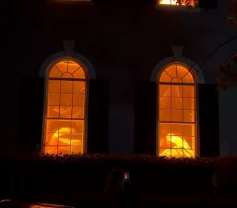 Imagem - Casa com decoração de incêndio chama atenção durante o Halloween nos Estados Unidos