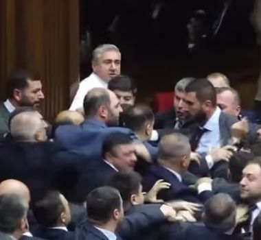 Imagem - Pancadaria no Parlamento da Armênia termina com deputados feridos e cadeira arremessada