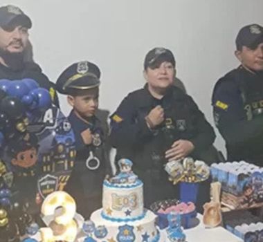 Imagem - Menino de 3 anos faz festa temática da Guarda Municipal e recebe visita da corporação