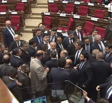 Imagem - Vídeo: briga generalizada entre deputados provoca pancadaria no Parlamento da Armênia