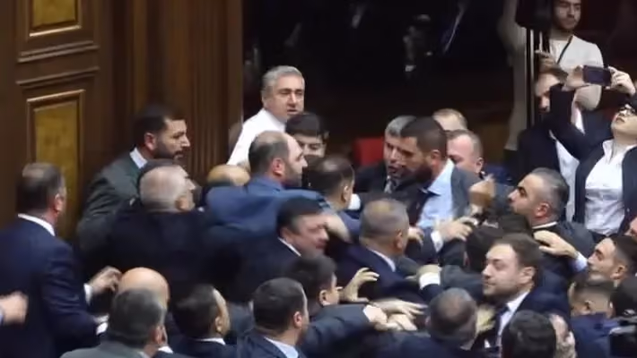 Confronto entre governistas e oposição começou após troca de acusações e ofensas durante sessão legislativa nesta quinta-feira (29).