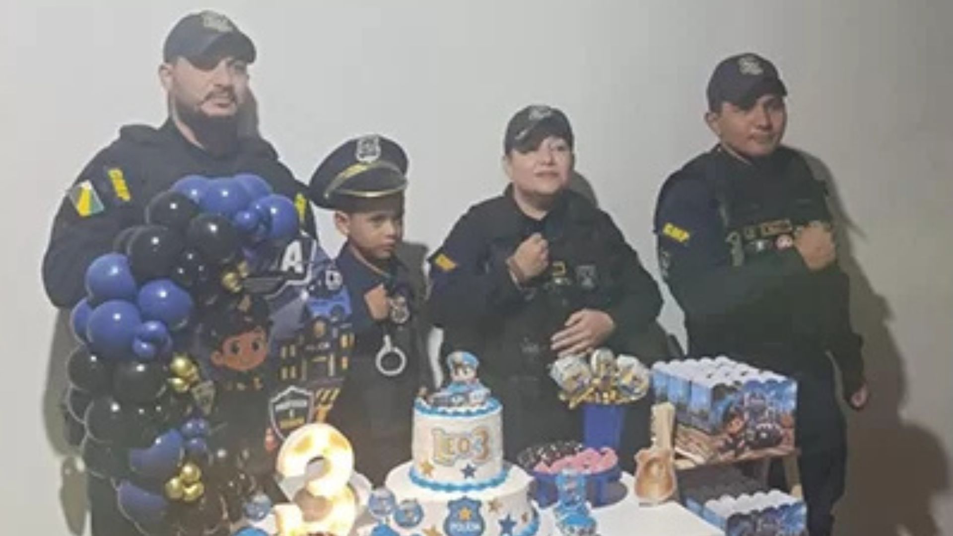 Menino de 3 anos faz festa temática da Guarda Municipal e recebe visita da corporação.