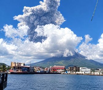 Imagem - Vulcão Mayon entra em erupção e autoridades elevam nível de alerta nas Filipinas