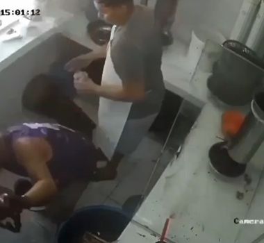 Imagem - Vídeo: Batedor de açaí derruba bandeja cheia e causa prejuízo no Pará