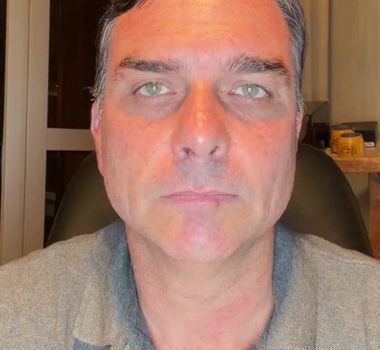 Imagem - Flávio Bolsonaro explica saída do Brasil e diz temer perder o passaporte