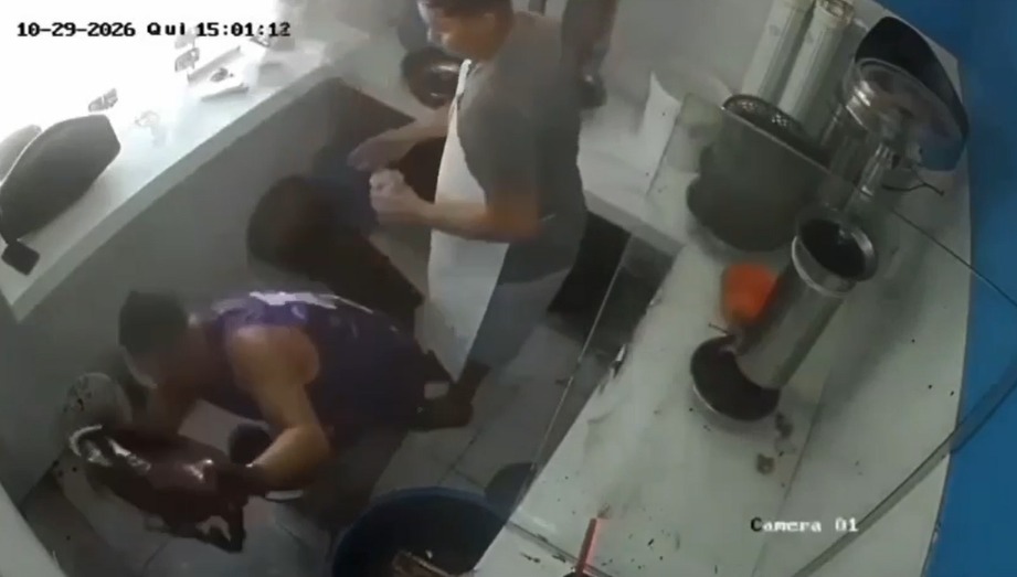 Imagem - Vídeo: Batedor de açaí derruba bandeja cheia e causa prejuízo no Pará