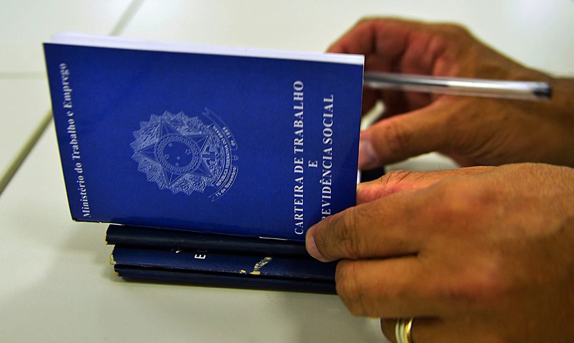 Caminhoneiros, aeroviários e trabalhadores de plataformas de petróleo estão entre as categorias que poderão ficar fora do novo modelo de jornada.