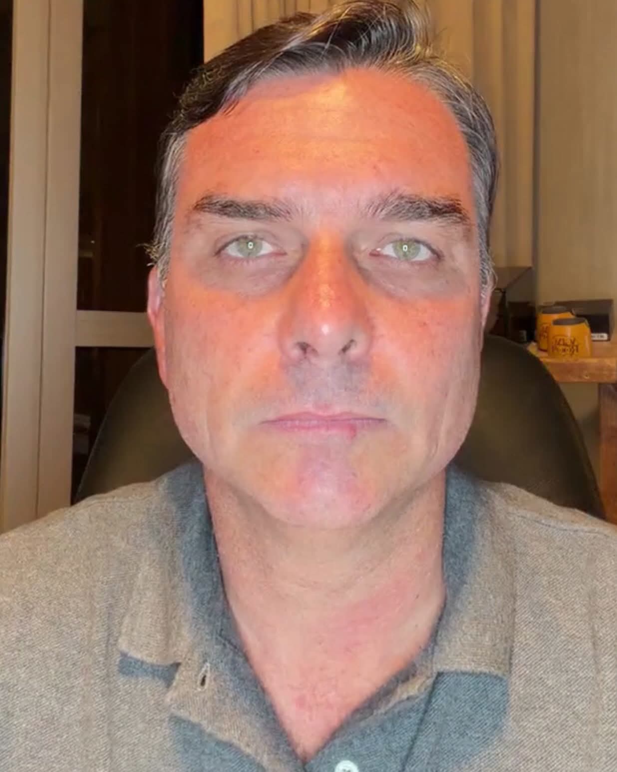 (Senador Flávio Bolsonaro (PL) fez sua primeira manifestação pública nesta sexta-feira (30), nos Estados Unidos, após sair do Brasil.) 