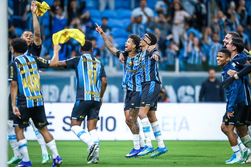Vitória tirou o Tricolor do Z4 - 