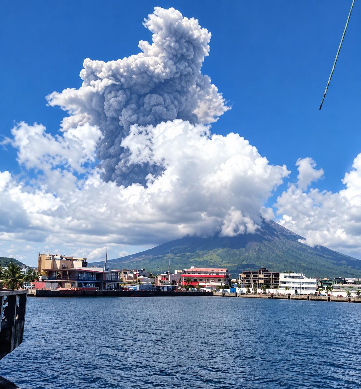 Vulcão Mayon entra em erupção e autoridades elevam nível de alerta nas Filipinas -