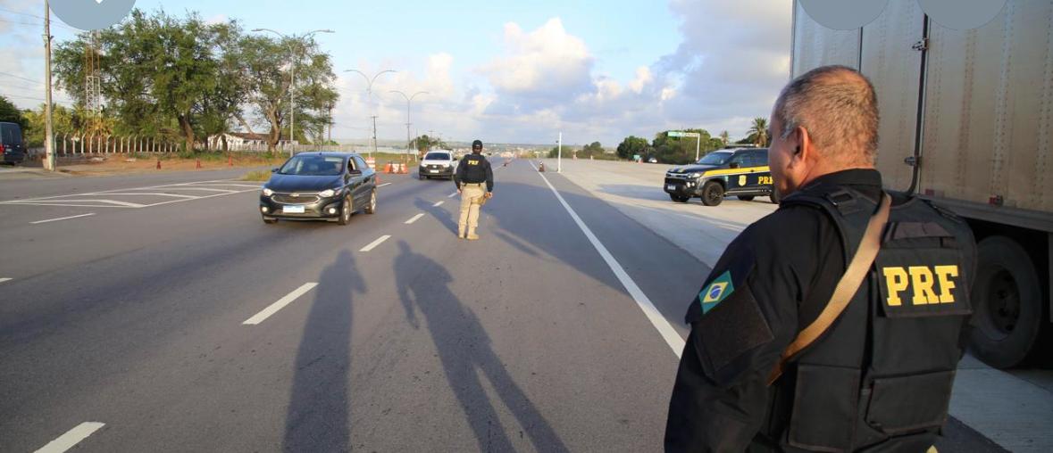 A operação segue até segunda-feira (2), feriado nacional, e busca prevenir acidentes e combater a criminalidade